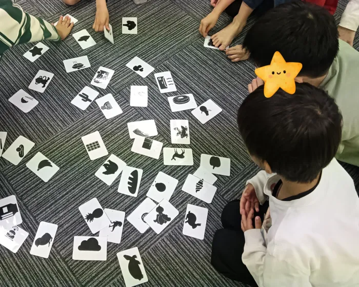 【心理士:完全監修】ポラリスステップ東大成教室【空きあり！利用相談受付中！】/シルエットで色さがし🎨みんなで楽しむカルタタイム♪