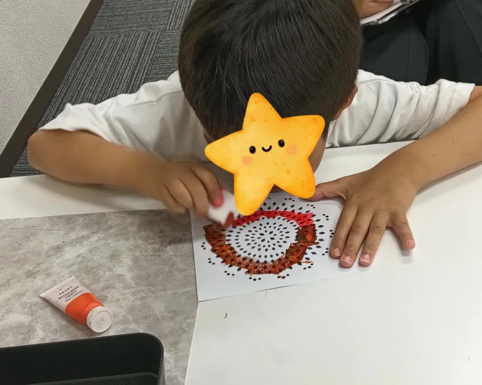 【心理士:完全監修】ポラリスステップ東大成教室【空きあり！ご見学受付中！】/夜空に咲く！ステンシルでカラフル花火づくり🎇