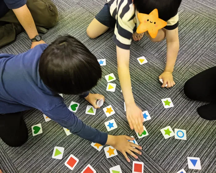 ポラリスステップ東大成教室【空きあり！利用相談受付中！】/集中力アップ！いろとかたちでカルタ遊び🎨✨