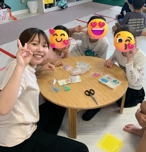 児童発達支援・放課後デイサービス　『オハイ アリイ』/オハイ女子👧で仲良くビーズ飾り作り💍