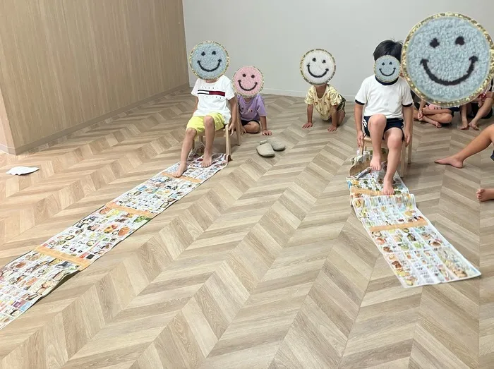 こどもサポート教室オレンジ　児童発達支援｜放課後等ディサービス/足の指を使ってチャレンジ！新聞紙リレー