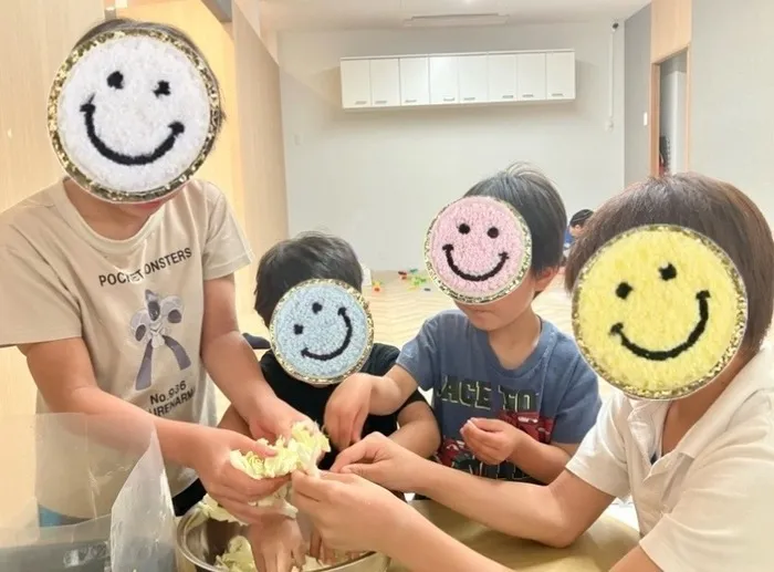 こどもサポート教室オレンジ　児童発達支援｜放課後等ディサービス/キャベツをちぎって、ホットプレートで焼きうどん作り！