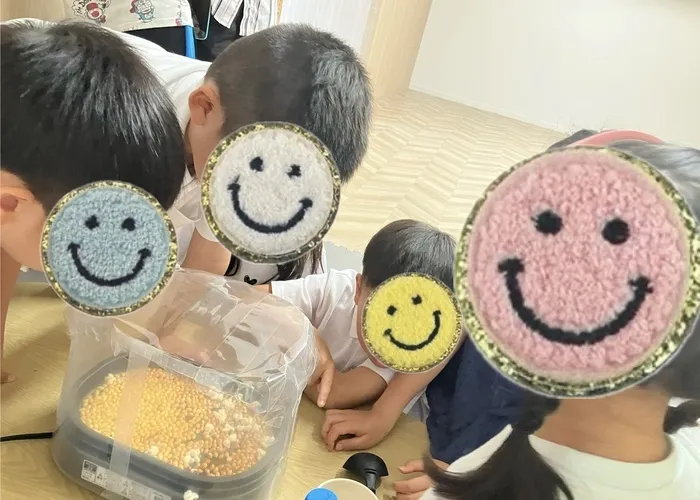 こどもサポート教室オレンジ　児童発達支援｜放課後等ディサービス/🌽はじけるワクワク体験！ポップコーン作りにチャレンジ！