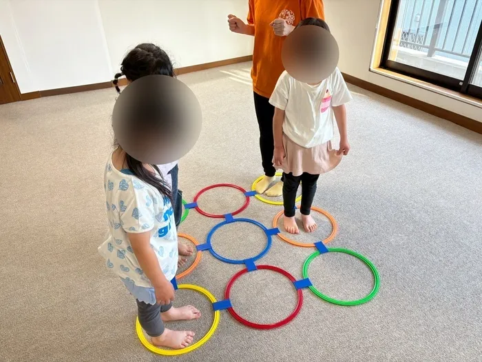 カラカラ　西宮甲子園（児童発達支援・放課後等デイサービス•保育所等訪問支援）/9マス鬼ごっこで大盛り上がり！