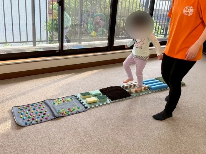 カラカラ　西宮甲子園（児童発達支援・放課後等デイサービス•保育所等訪問支援）/足の裏で感じるサーキット遊び！