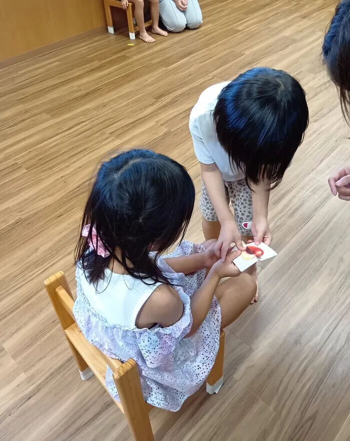 児童発達支援事業所しなやかな森大在/同じ絵を持っているのは誰かな？