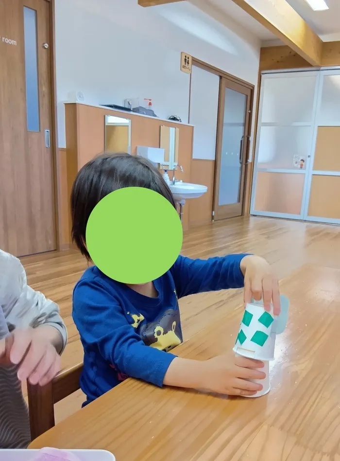 児童発達支援事業所しなやかな森大在/今日の制作はカエル！飛ぶかなぁ？