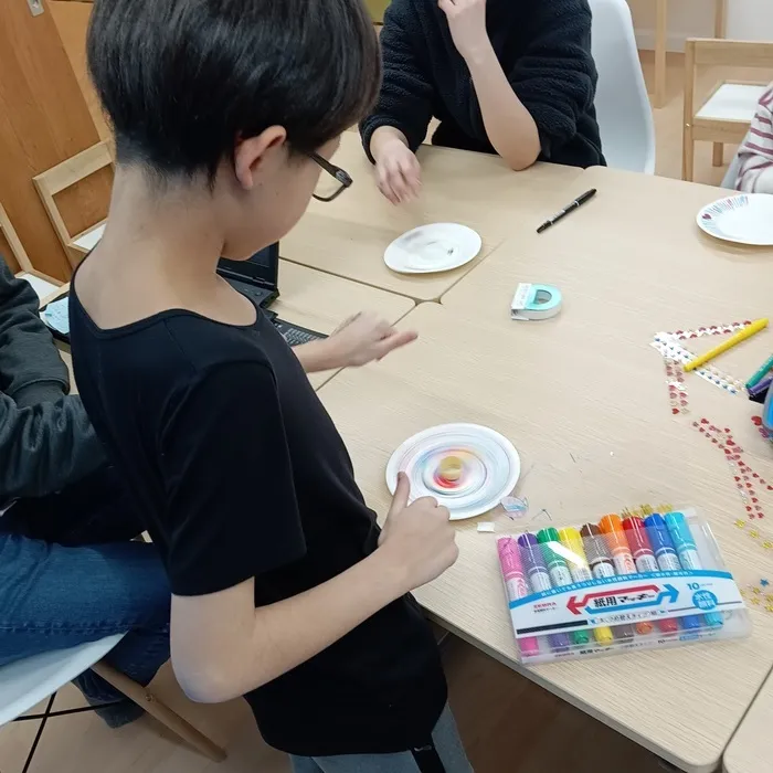 児童発達支援・放課後等デイサービスunico中島公園/きらきらコマ作り♪