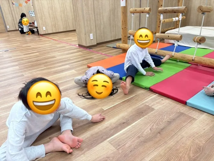 emiure（エミュール） STによる言語療法可能　生野区最大級施設　送迎あり/みんなで柔軟体操🤸
