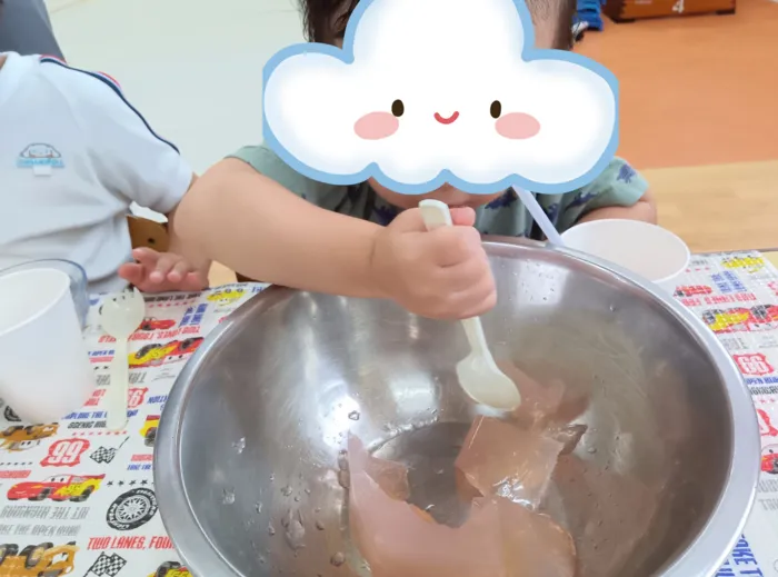 医療法人社団仙齢会レイマカナ/子ども達大喜び！寒天あそびで五感を刺激🌟