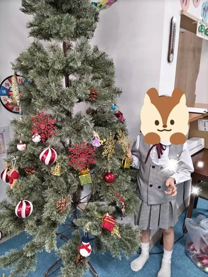 かみか企画　(個別、小集団、行き渋り・不登校支援)/クリスマスツリーを飾りつけしました！