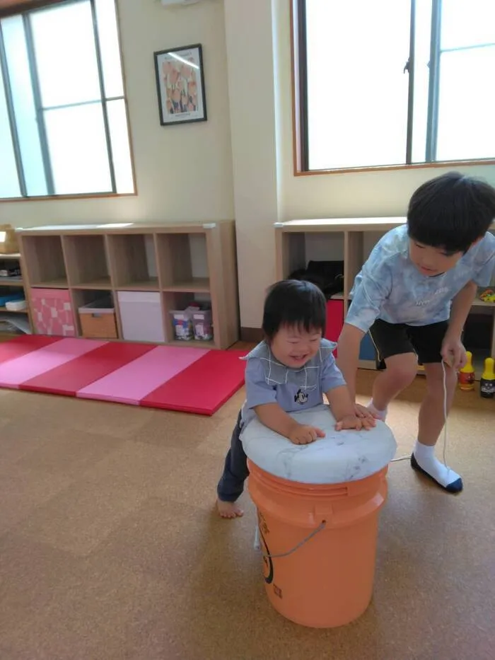 まなびや　【送迎つき】【土曜も開所】【栄養療法】【二つめの事業所が2025年1月オープン】/つかまり立ち→つかまり歩き