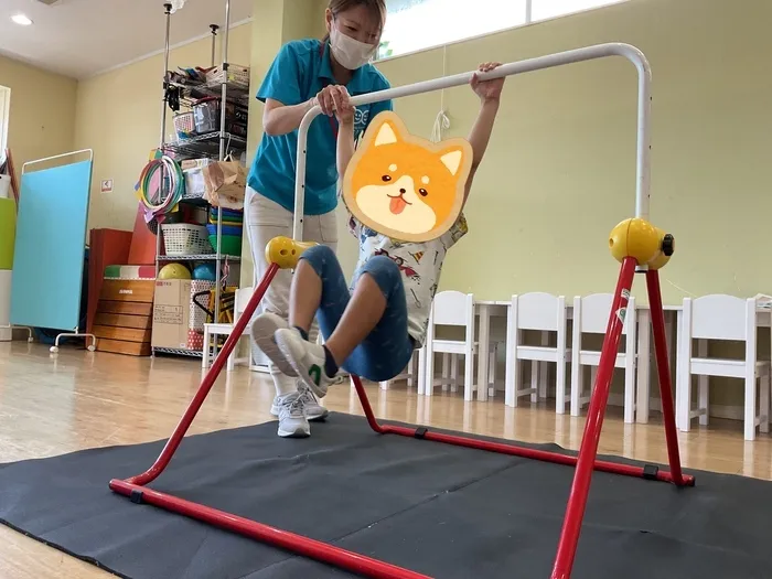 【平日空きあり♪　送迎サービスあり♪】　キッズホームFIT越谷教室/鉄棒遊び✨
