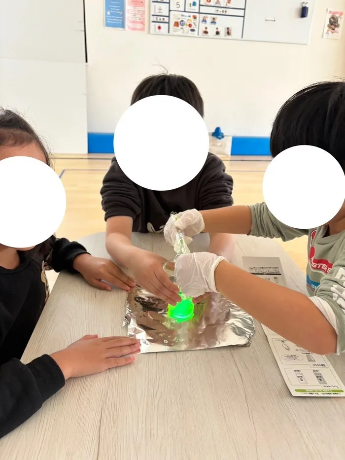 【運動療育】TAKUMI堺教室/化学の光る水って😊❓
