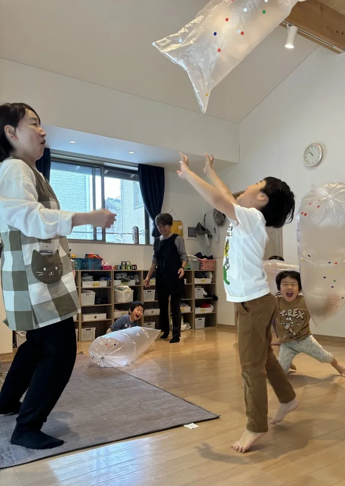 まつぼっくり/大きな風船にジャンプ！