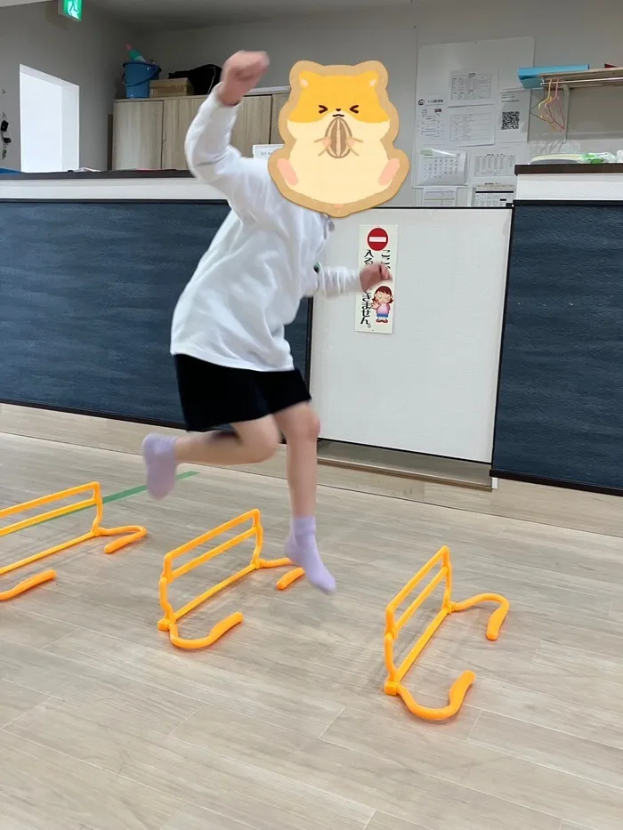 【言語聴覚士の個別あり】　育＜はぐくみ＞　鷺洲教室/リズムよくジャンプ！ハードルに挑戦しました！