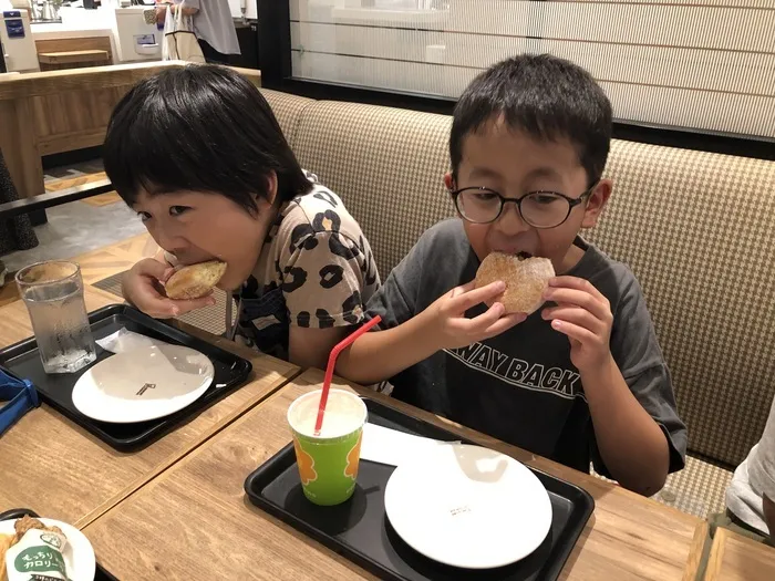 【ABA個別療育・集団療育】【祝日OK・送迎あり】ナチュラルこどもハウス鶴見区店/ミスタードーナツ