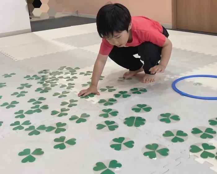 【ABA個別療育・集団療育】【祝日OK・送迎あり】ナチュラルこどもハウス鶴見区店/四つ葉のクローバー探し