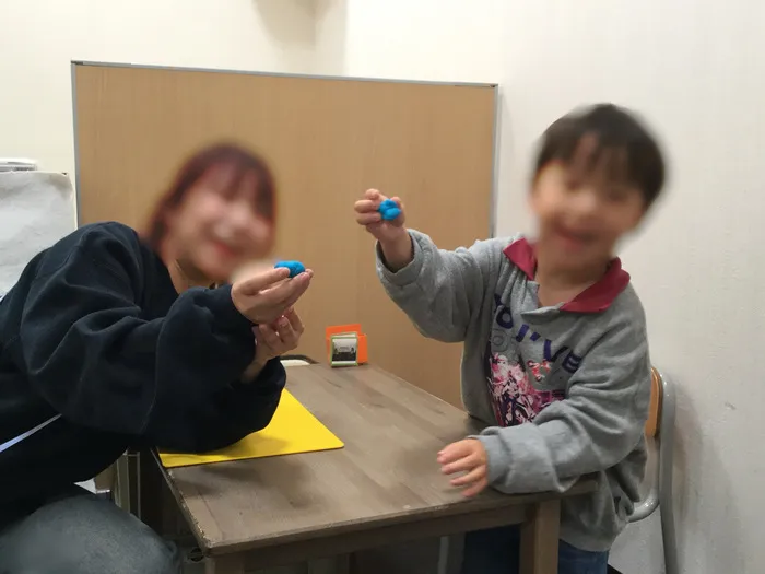 個別療育センター結いの虹昭和町教室/言葉と一緒に楽しむ小麦粘土遊び💫