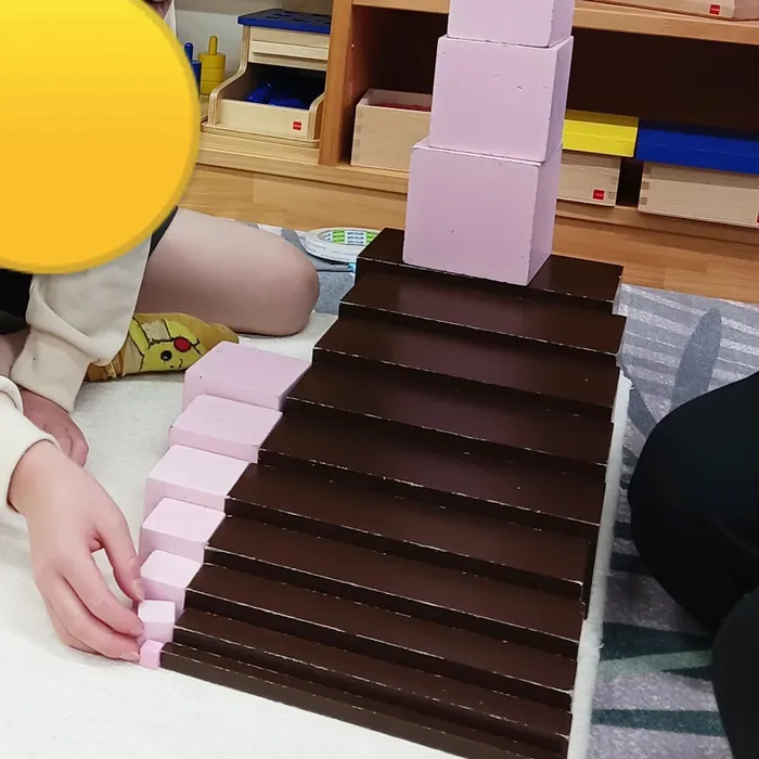 児童発達支援・放課後等デイサービス　モンテツリー天満の杜/ピンクタワーと茶色の階段をしました✨