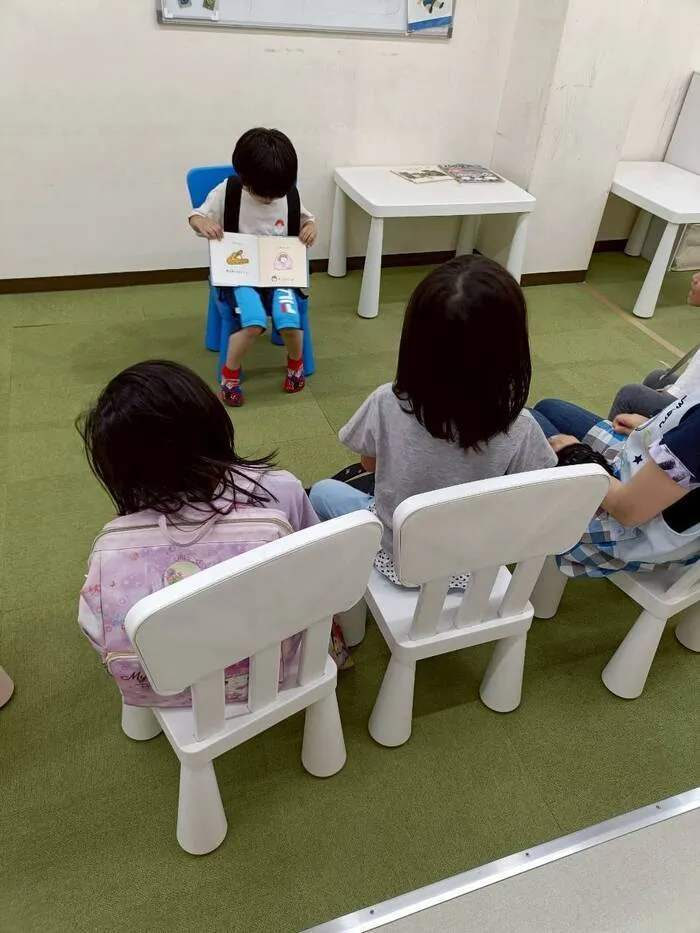 こぱんはうすさくら庚午【集団～個別まで!・土日祝も開所してます】/読み聞かせをしてくれました。
