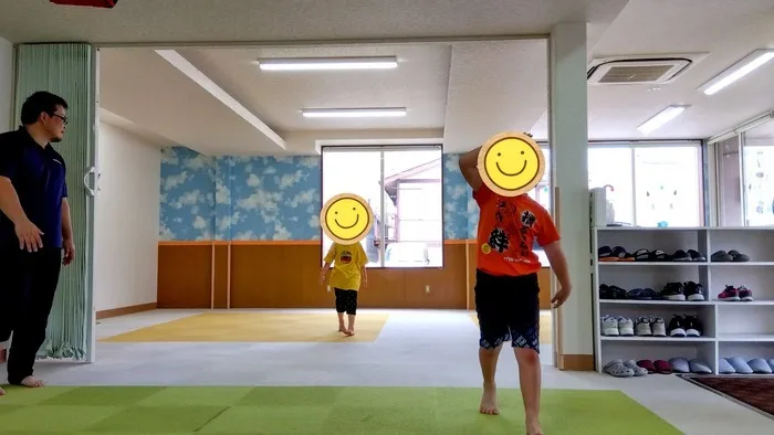 広い支援室で鬼ごっこもできます。