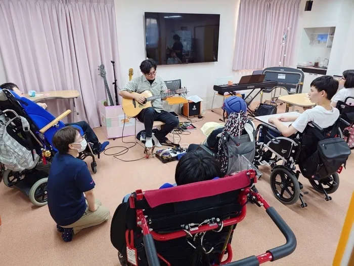 【重心型】放課後等デイサービス　オークハウス/橋渡先生のギター鑑賞会♪