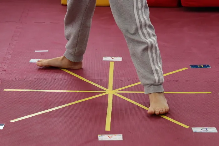 英才療育ららくろ【放課後等デイサービス・児童発達支援】/上下左右にジャンプ！どのアルファベット？