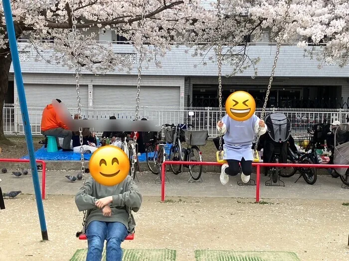 児童発達支援・放課後等デイサービス遊びと学びの森/桜の下でブランコ遊び🌸
