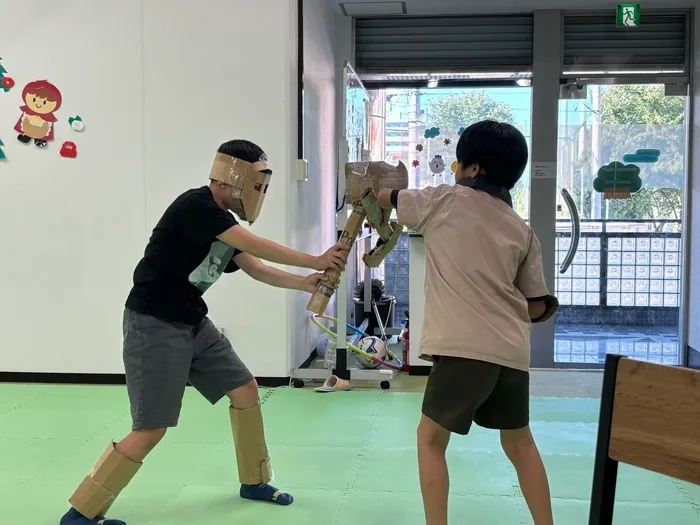 児童発達支援・放課後等デイサービス遊びと学びの森/ダンボール制作で戦いごっこ⚔️