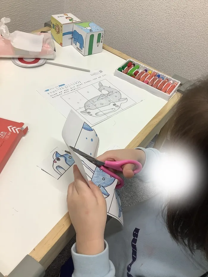 てらぴぁぽけっと 日本橋浜町教室【火-金A/B/C空きあり】教室休み：日曜・月曜/ハサミで微細訓練🦈