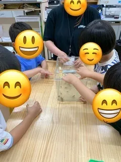 児童発達支援・放課後等デイサービス　IPPOIPPO/おたまじゃくしの“変身”に夢中な子どもたち