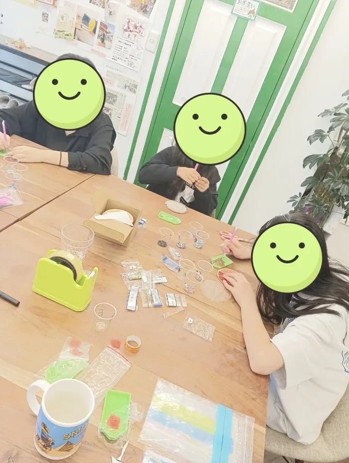 「就労準備型」放課後等デイサービスNESTING大黒町/キラキラシール作り