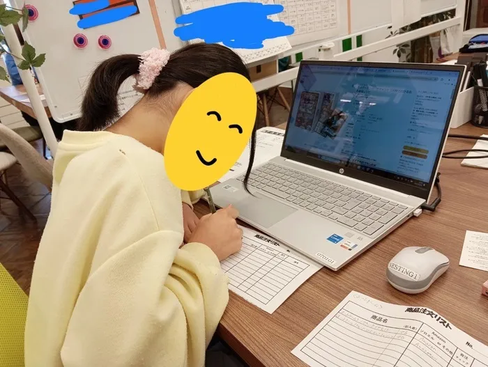 「就労準備型」放課後等デイサービスNESTING大黒町/NESTINGならではパソコン活用して調べ学習📔