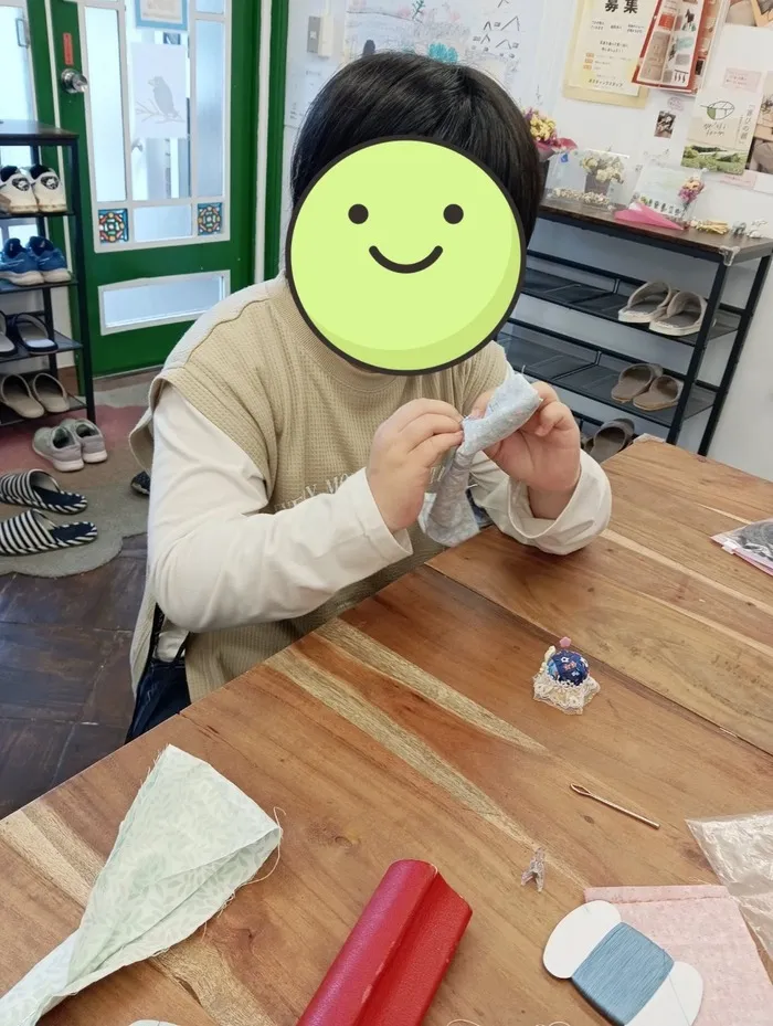 「就労準備型」放課後等デイサービスNESTING大黒町/シュシュ作りに挑戦しよう