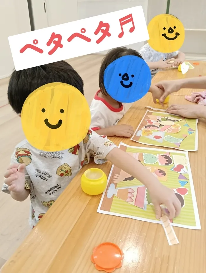 【お預かり時間最大17時】児童発達支援事業所chouchou（シュシュ）本庄/のりで貼る練習(*'▽')