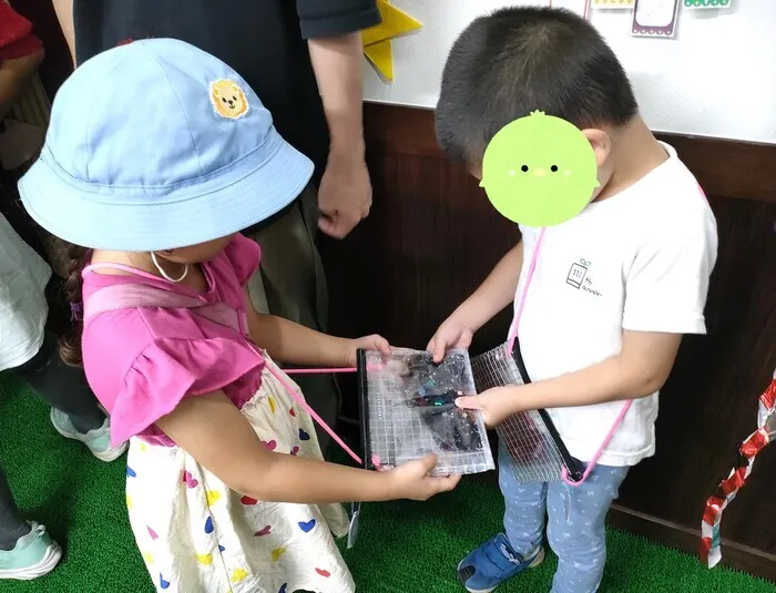 出来上がったカバンをお友達に見せています
