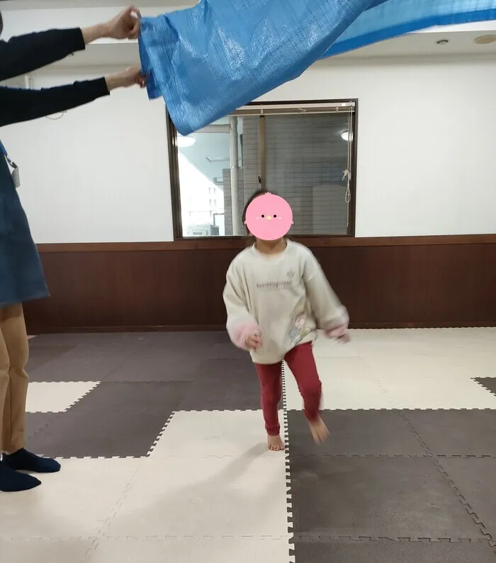 リトミックの「波」でタイミングを見て波の下をくぐっています