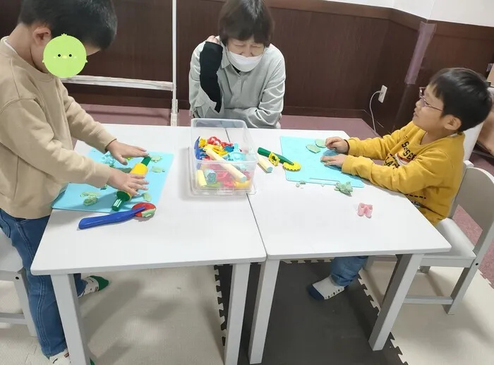仲良く粘土遊び