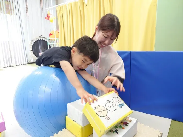 個別療育のゆめラボ宇品教室/バランスボールで積み木を積もう