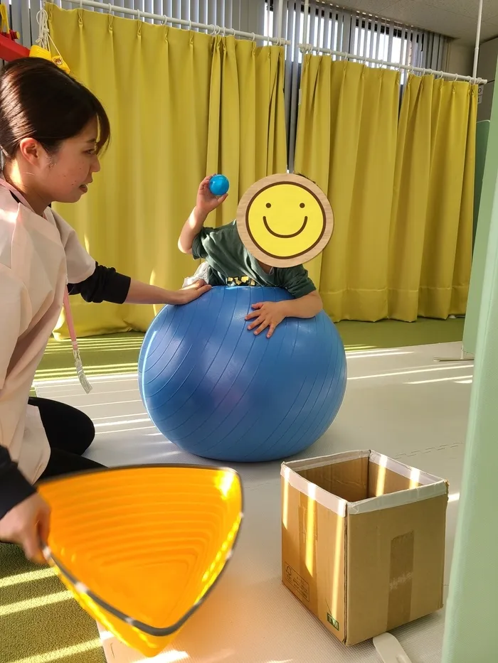個別療育のゆめラボ宇品教室/バランスボール玉入れ😆