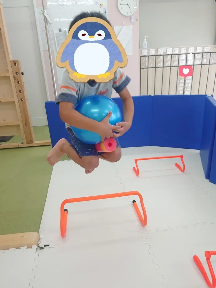 個別療育のゆめラボ宇品教室/【ハードル】抱えて挟んでジャンプ🦘