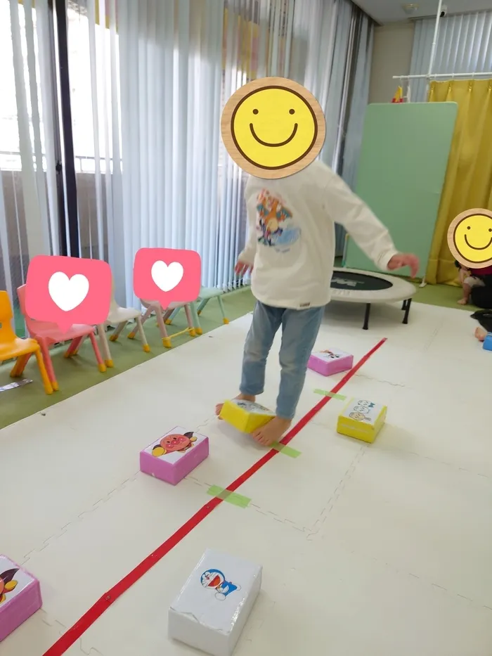 個別療育のゆめラボ宇品教室【平日午前に空きあり◎見学・体験受付中！】/足で挟んでジャンプ！🦘