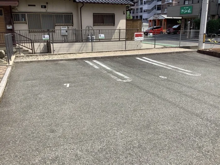 大きなバンも止められる駐車場も完備しています。