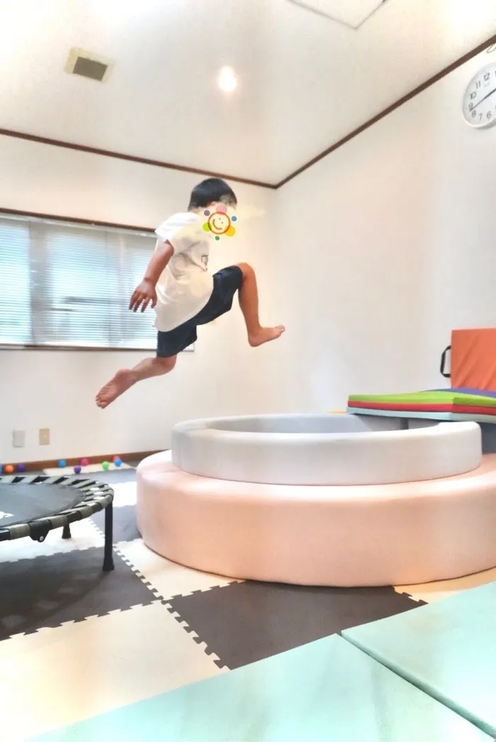 全力でボールプールに飛び込む瞬間!