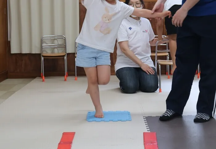 まめの木　【空きあり　お気軽にお問い合わせください！】/4歳児クラス　バランス運動🦩