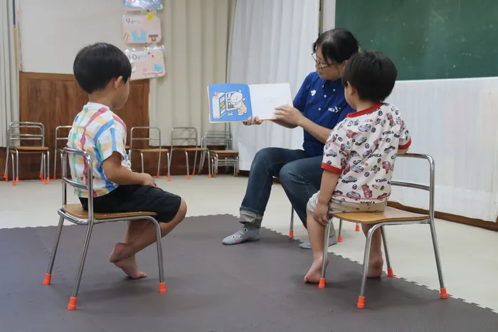まめの木　【空きあり　お気軽にお問い合わせください！】/２・３歳児クラス　絵本タイム