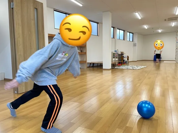 放課後等デイサービスぽかぽか磐田/広い室内でサッカー⚽️🏃