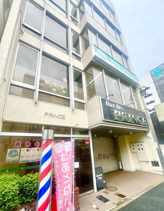 左手側に理容プリンスさんのクルクルが見えたらその二階です✨