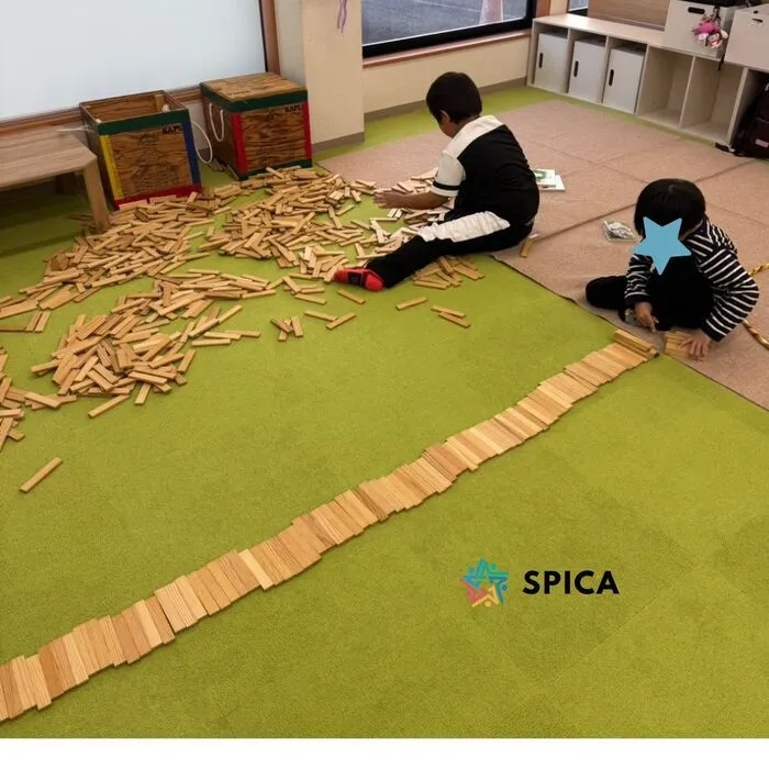 児童発達支援・放課後等デイサービス SPICA/✨カプラで挑戦！なが～い線路の記録更新✨